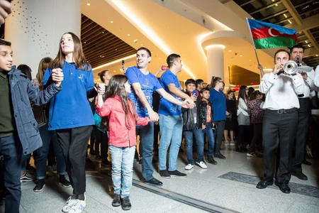 “CinemaPlus” Dövlət Bayrağı Günü münasibətilə parad təşkil edib - VİDEO