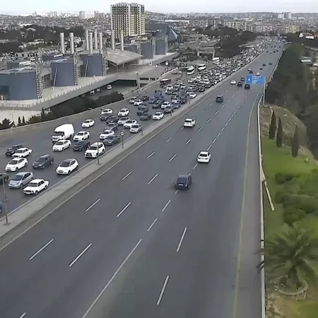 Bakının 10 yolunda tıxac yaranıb - SİYAHI