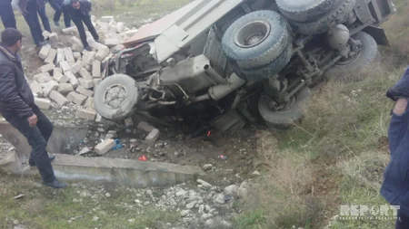 Şabranda daşla dolu KamAz dərəyə aşıb - FOTO