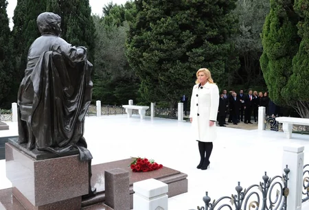 Xorvatiya prezidenti Fəxri və Şəhidlər xiyabanlarını ziyarət edib