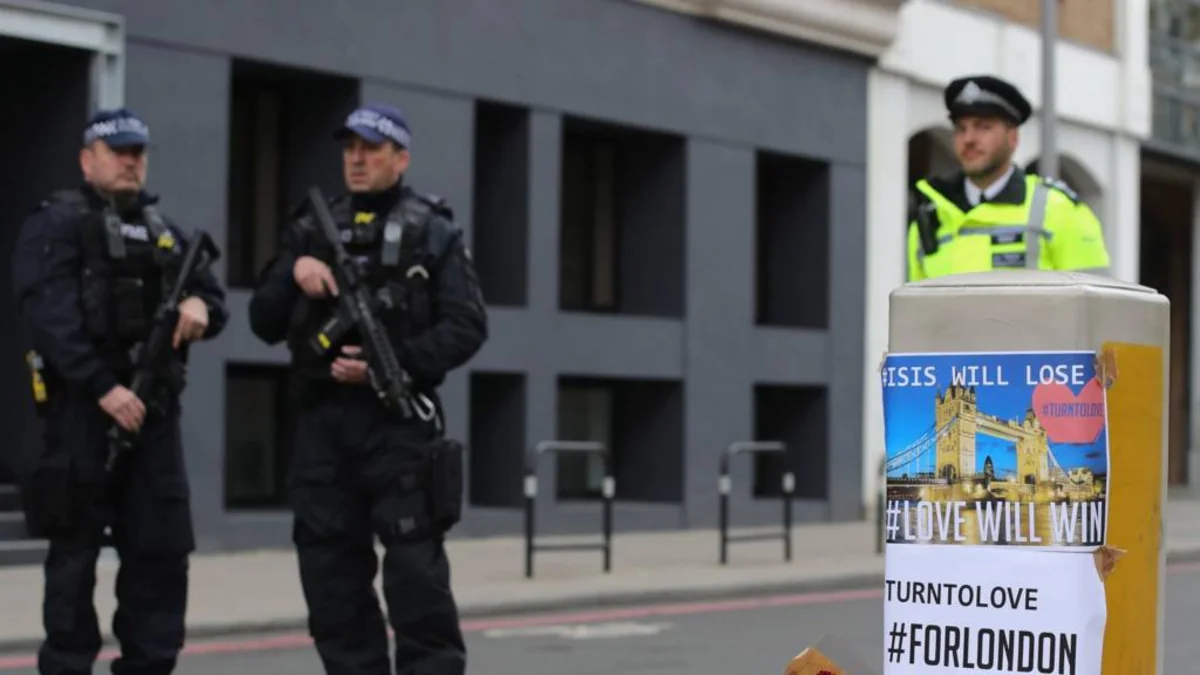 Polis Londonun mərkəzində baş verən hücumda şübhəli bilinən bir neçə nəfəri saxlayıb
