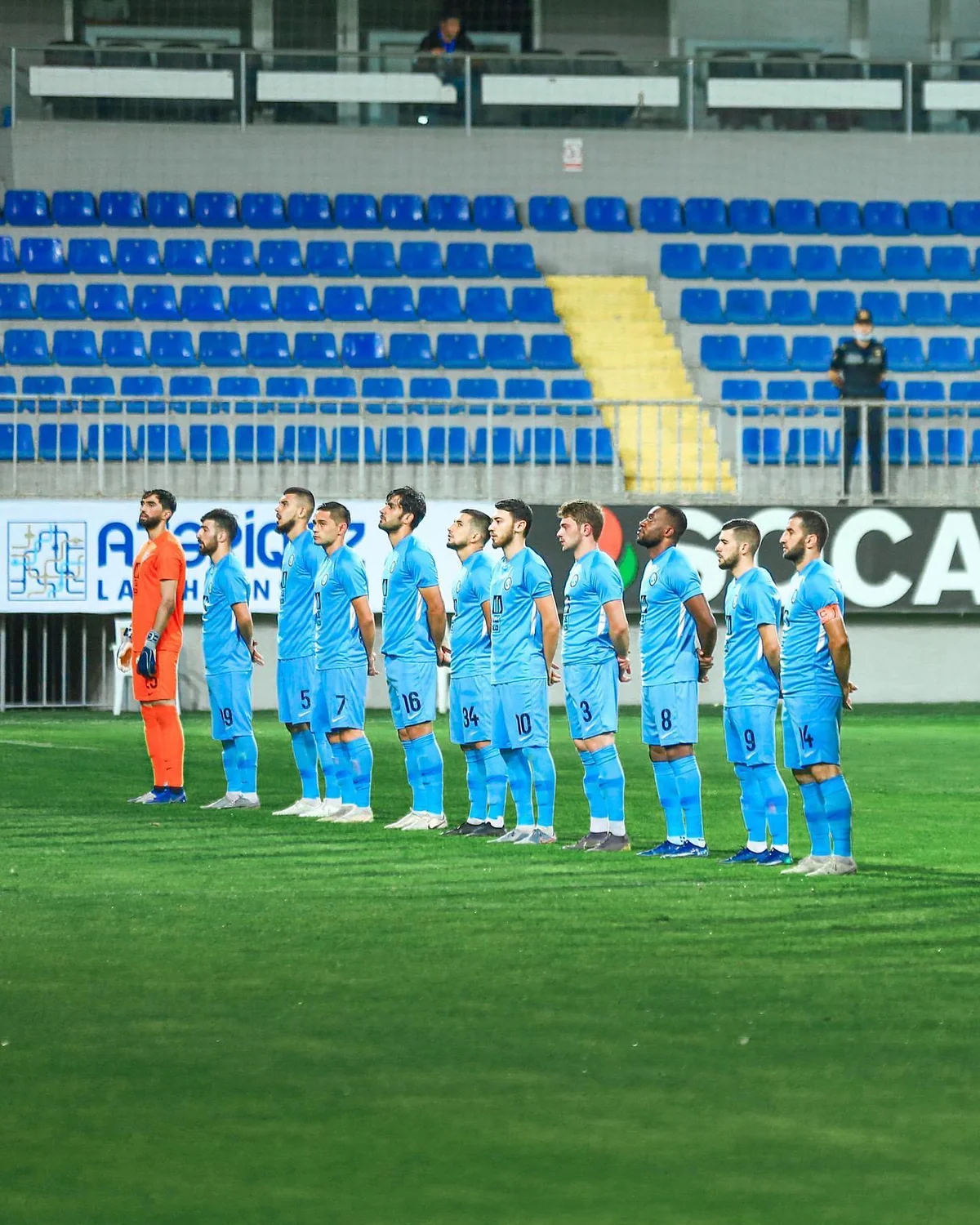 Səbail əcnəbi qapıçı aldı