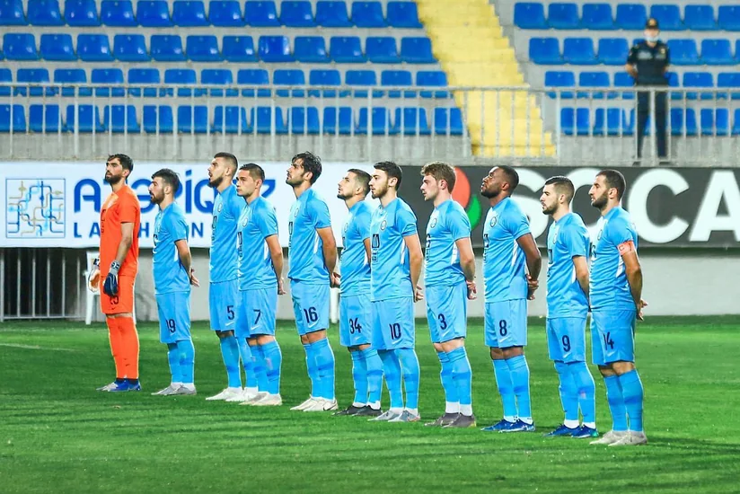 Səbail əcnəbi qapıçı aldı