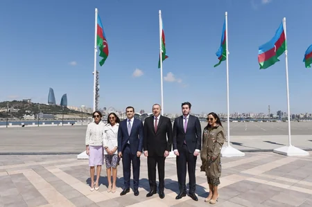 Prezident İlham Əliyev Dövlət Bayrağı Meydanında olub