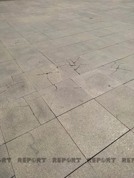 Bakı bulvarında daş üzlüklər yararsız vəziyyətə düşüb