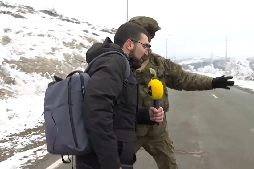 Russian peacekeepers prevent Azerbaijani journalists from doing their job