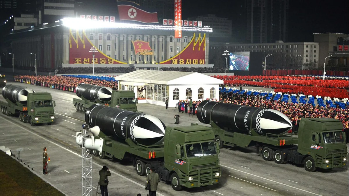 В КНДР показали замаскированную военную технику РСЗО