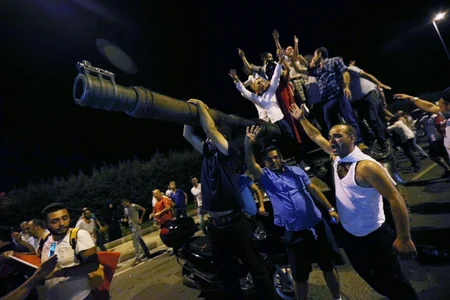 Türkiyədə ötən gecə yaşananlar - FOTOREPORTAJ