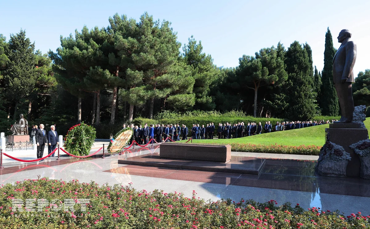 Энергетики посетили могилу общенационального лидера Гейдара Алиева и Аллею шехидов - ФОТО