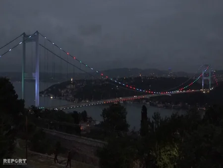 İstanbulun məşhur asma körpüsü Azərbaycan bayrağının rəngləri ilə işıqlanıb - FOTO - VİDEO