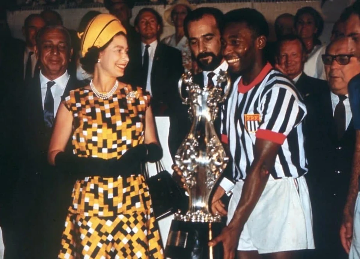 Pele II Elizabetlə xatirə fotosunu paylaşıb