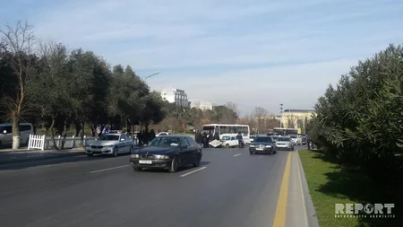 Bakıda sərnişin avtobusu qəzaya uğrayıb - FOTO