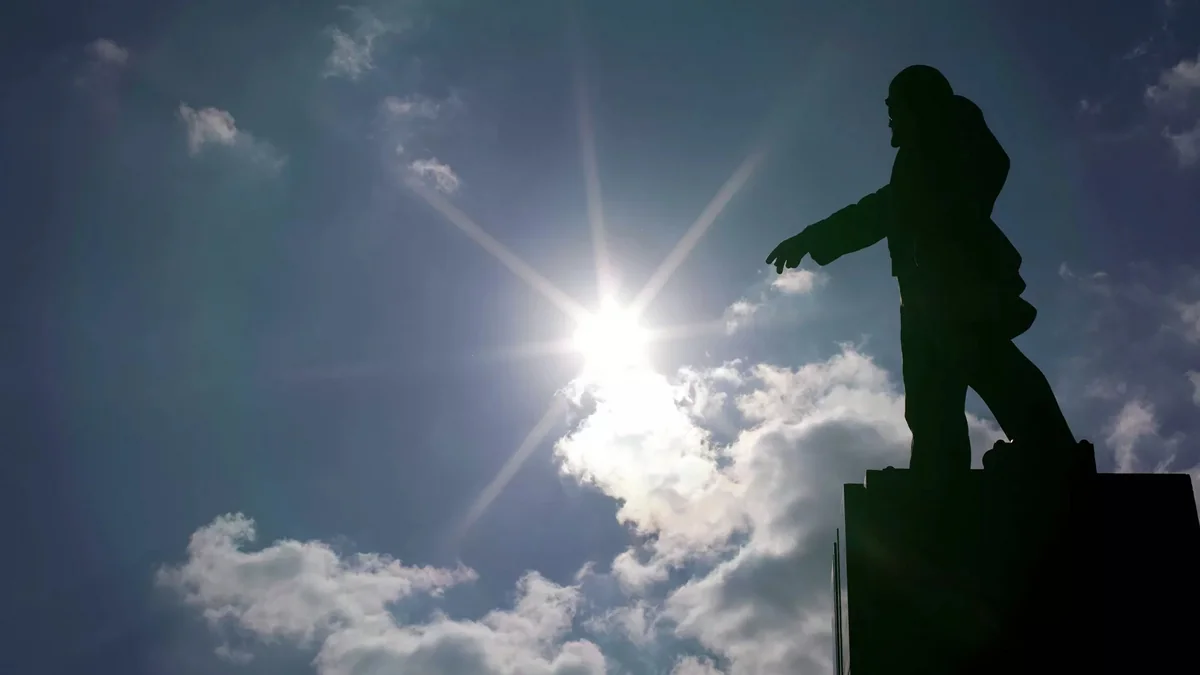 Ukraynada Leninin heykəlləri sökülür