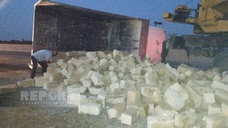 Kürdəmirdə “KaMAZ” aşıb, sürücü ağır xəsarət alıb