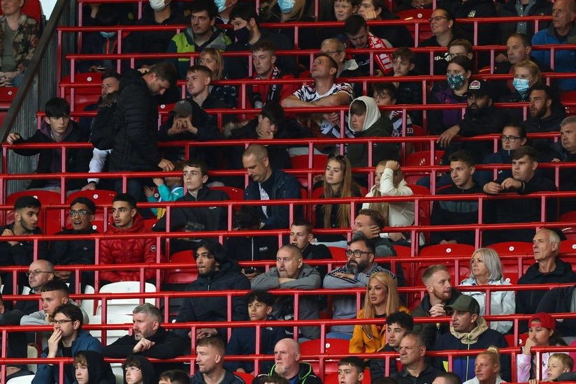 Atalanta fans attack Manchester United fans in Italy
