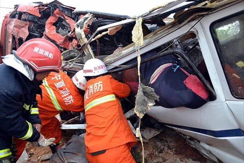 В результате столкновения автобуса и грузовика в Китае погибли 9 человек