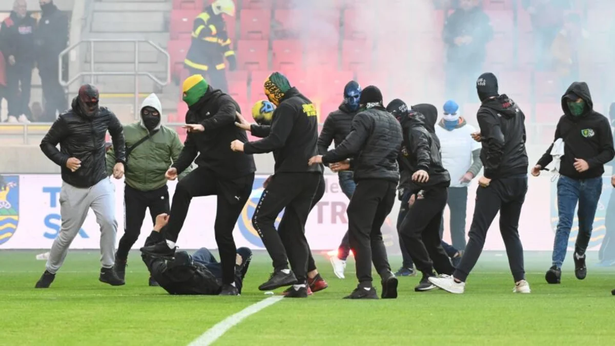 Slovakiyada futbol matçı azarkeşlərə görə yarımçıq dayandırılıb