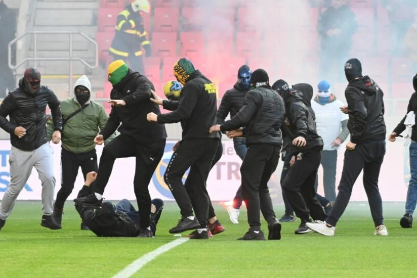 Slovakiyada futbol matçı azarkeşlərə görə yarımçıq dayandırılıb