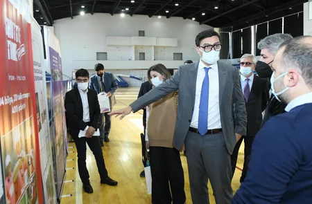 Fərid Qayıbov qılıncoynadan və badmintonçularla görüşüb