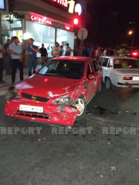 Bakıda iki avtomobil toqquşdu