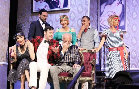 Rus Dram Teatrında Blisslər ailəsi eksentrik komediyasının premyerası olub