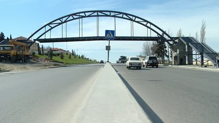 Sulutəpə qəsəbəsində yerüstü piyada keçidinin inşası yekunlaşır - VİDEO