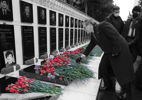 Посол США посетил Аллею шехидов 