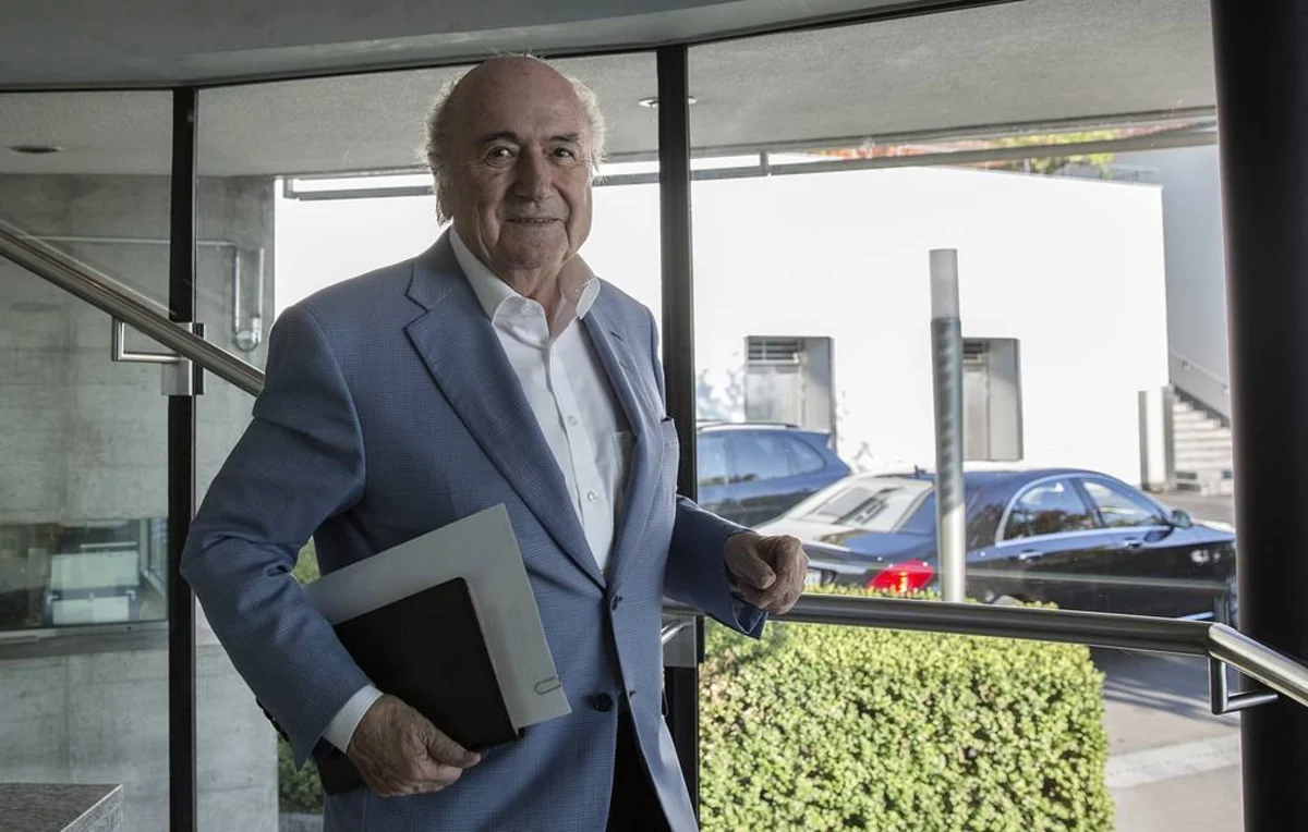 Yozef Blatter FIFA prezidentini məhkəməyə verir