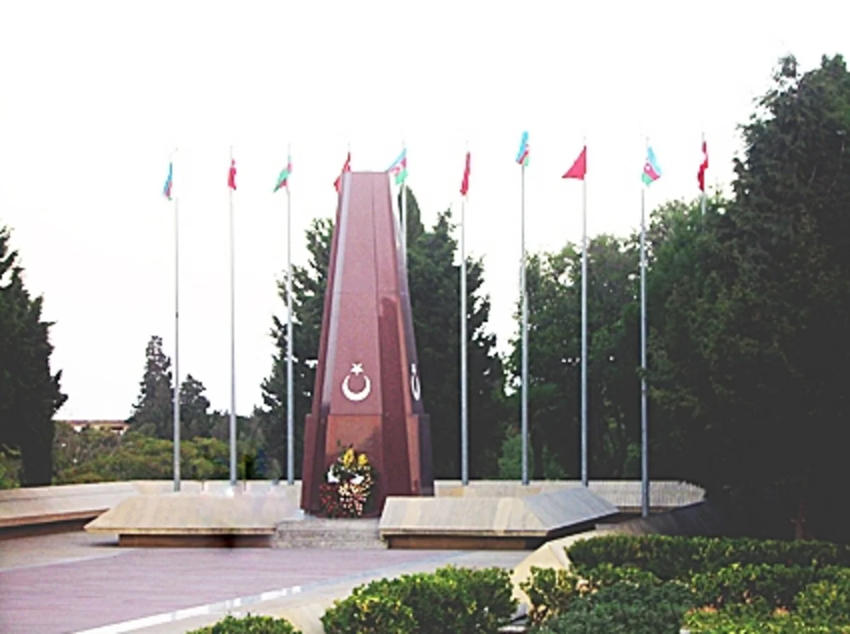 ​Zəfər günü münasibəti ilə Bakıdakı Türk şəhidliyi abidəsi ziyarət olunub