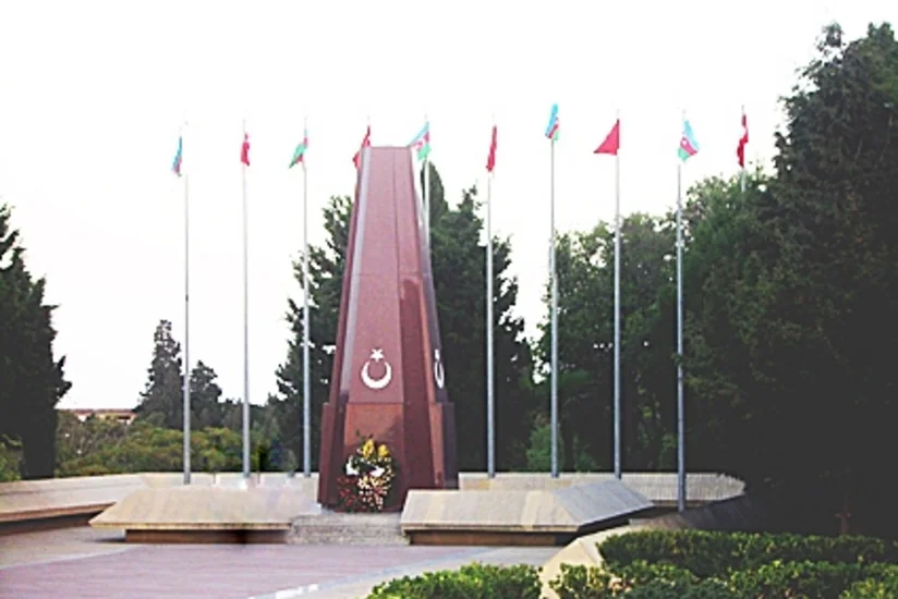 ​Zəfər günü münasibəti ilə Bakıdakı Türk şəhidliyi abidəsi ziyarət olunub