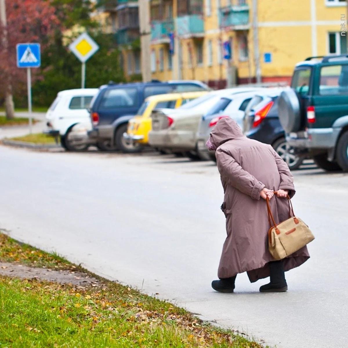 Abşeronda avtomobil 60 yaşlı qadını vuraraq öldürüb