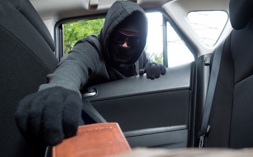 В Баку из автомобиля украли почти 15 тыс. евро