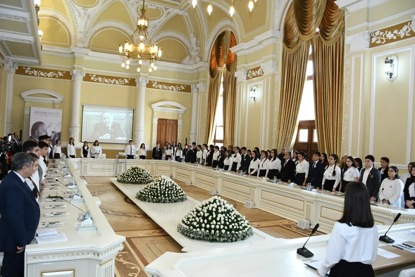 Bakı məktəbliləri Heydər Əliyevlə bağlı kitab yazıb