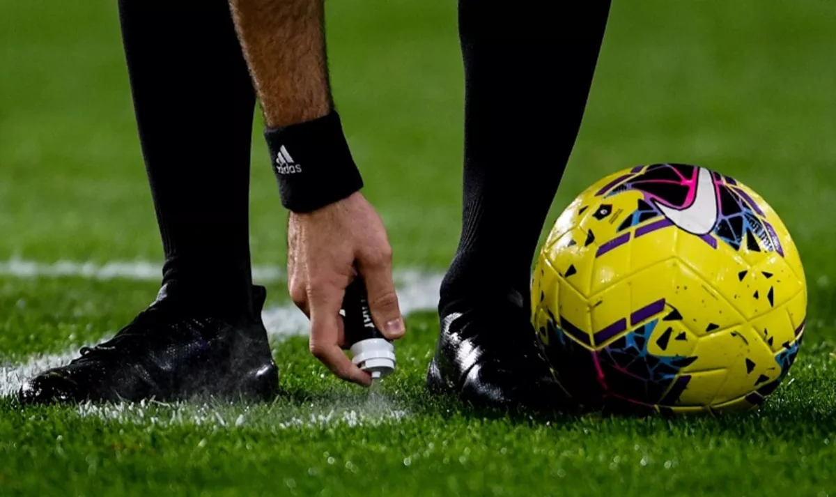 Futbolçu daşı öz başına vurub, simulyasiyaya əl atdı