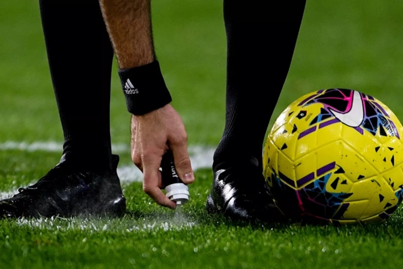 Futbolçu daşı öz başına vurub, simulyasiyaya əl atdı