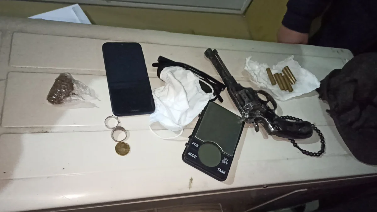 Polis əməliyyatlarında saxlanılanlar var: silah və narkotik götürülüb