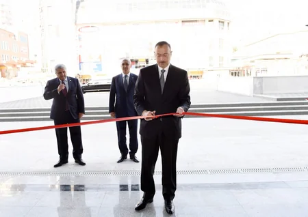 Bakının 8-ci Kilometr qəsəbəsində çoxmərtəbəli avtomobil dayanacağı istifadəyə verilib