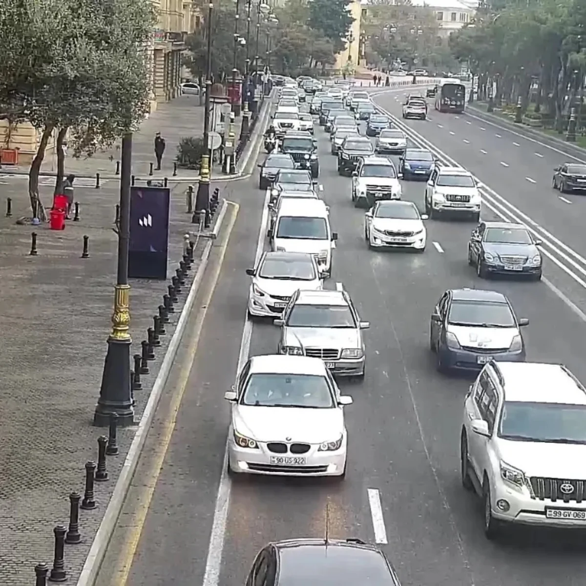 Bakının bir sıra yollarında nəqliyyatın sıxlığı yaranıb