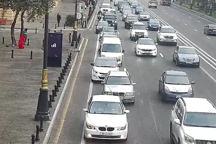 Bakının bir sıra yollarında nəqliyyatın sıxlığı yaranıb
