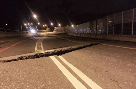 4 killed, 219 injured in a strong quake in Taiwan - VIDEO