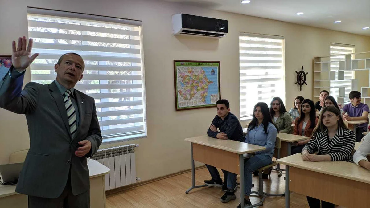 Polşalı alim Texnologiya Universitetinin tələbələrinə masterklas keçib