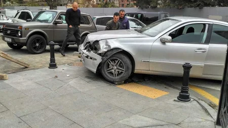 Bakıda yerləşdirilmiş tumbalar səkidə baş verən qəzanın genişlənməsinin qarşısını alıb