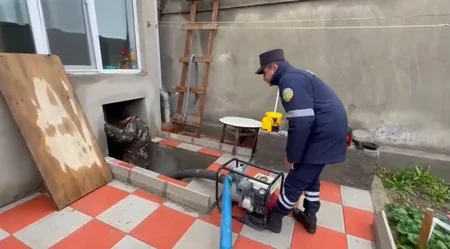 Naxçıvanda fərdi evlərin həyətyanı sahələri və zirzəmilərini su basıb