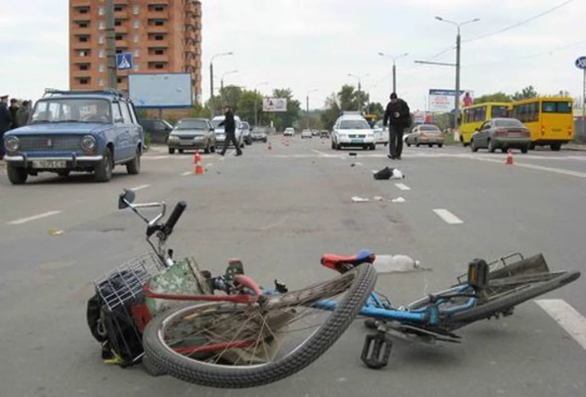Biləsuvarda velosiped avtomobilə çırpılıb, yaralananlar var