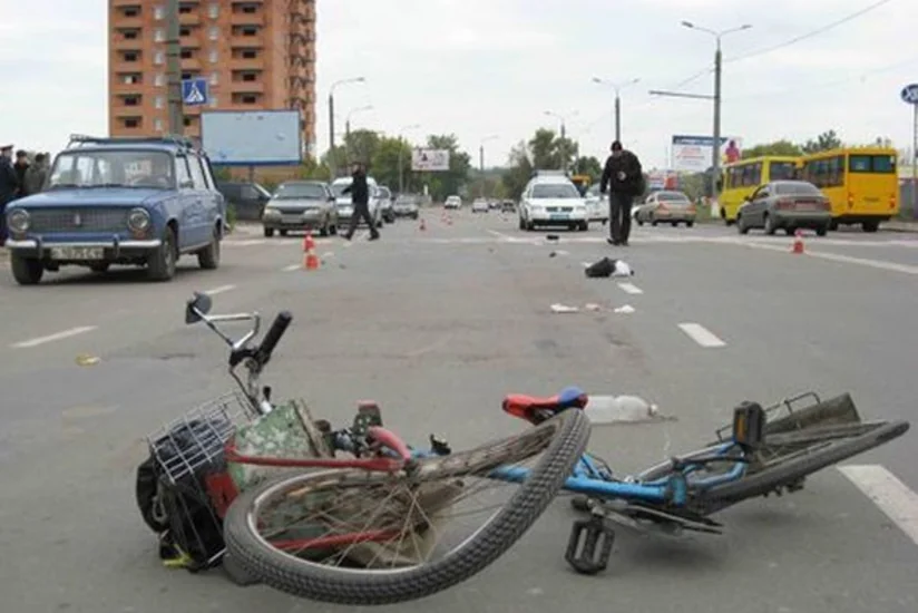 Biləsuvarda velosiped avtomobilə çırpılıb, yaralananlar var