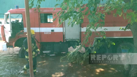 Bərdədə kanalın bəndinin uçması nəticəsində həyətlərə dolan suyun çəkilməsi işləri aparılır