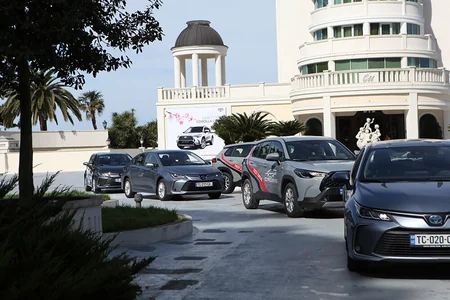 Əfsanəvi Corollanın yenilənmiş versiyası və yeni Corolla Cross modeli sevənləri ilə görüşdü!