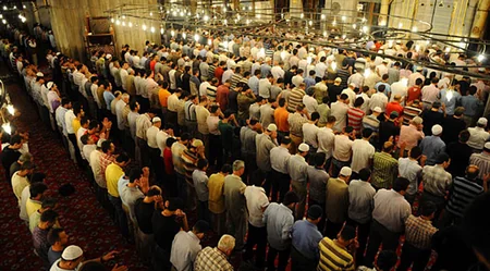Ramazan bayramını bu gün qeyd edən ölkələrdə bayram namazı qılınıb - FOTO