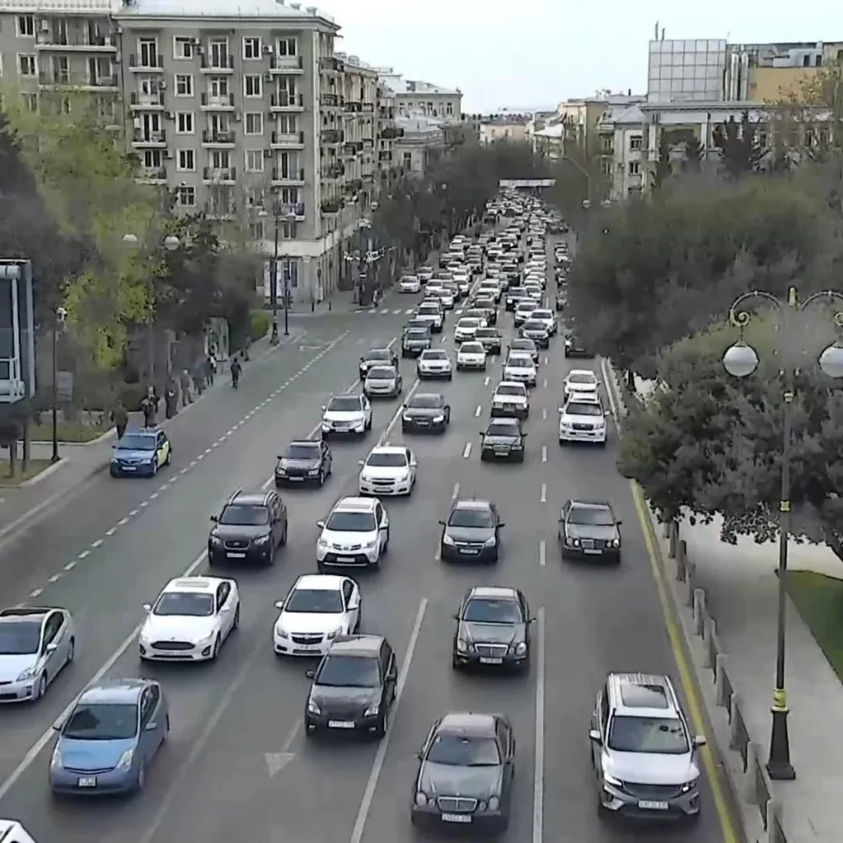 Bakının bir sıra yollarında nəqliyyatın sıxlığı yaranıb
