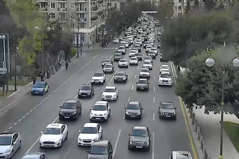 Bakının bir sıra yollarında nəqliyyatın sıxlığı yaranıb